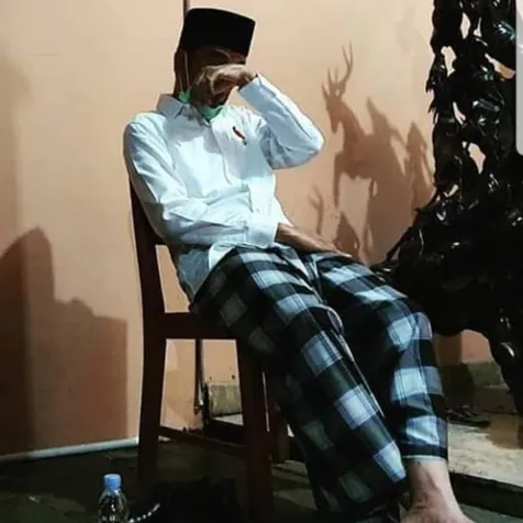 Potret Jokowi Nangis Usap Air Mata