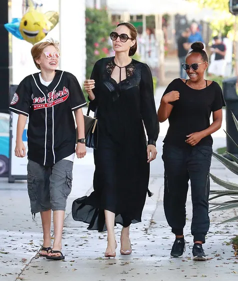 Jolie Biasanya Lebih Sederhana & Tertutup