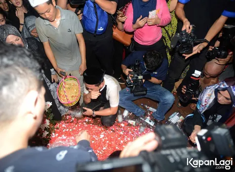 Banyak fans yang memang datang ke makam Jupe © KapanLagi.com®/Bayu Herdianto