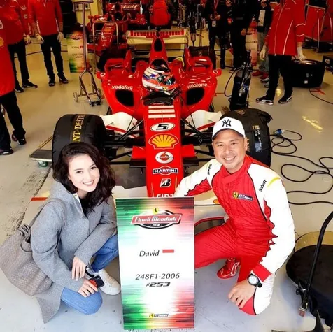 Julie Estelle sepertinya sudah sering menemani sang kekasih di arena balap. Jadi suporter setia nih!