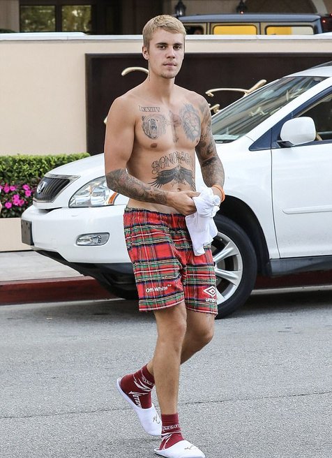  FOTO Nekat Buka Baju Gaya Justin  Bieber  Makin Nggak 