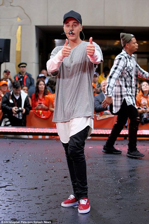 Justin Bieber saat tampil di New York (10/9) © splashnews.com