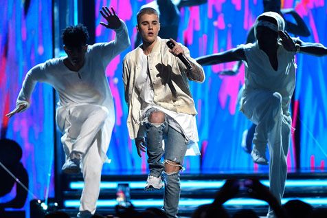 Justin Bieber saat tampil di acara Billboard Music Awards 2016 © AP