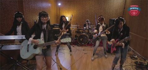 Aksi Juwita Band di dalam klip cover '22'/Youtube©