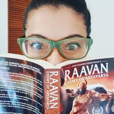 Baca Buku dengan Wajah Kocak