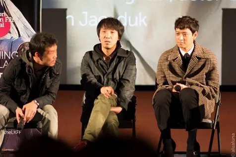 Foto Kang Dong Won Menekuk Kaki