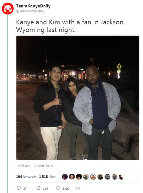 Kim Kardashian dan Kanye West berpose bersama seorang fan di Wyoming © twitter.com/TeamKanyeDaily