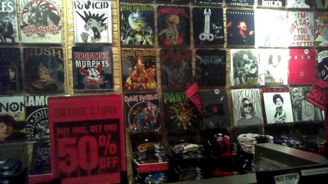 Hot Topic, salah satu merchandise store besar yang juga menjual kaos-kaos band di Amerika © YouTube