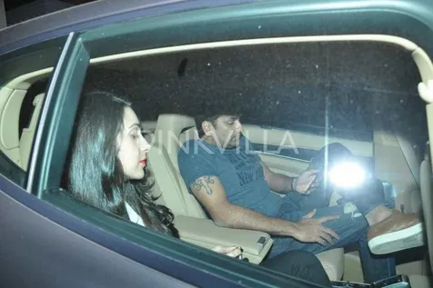 Karisma dan Sandeep akhirnya mau datang dengan satu mobil meski banyak wartawan di rumah Kareena ©pinkvilla