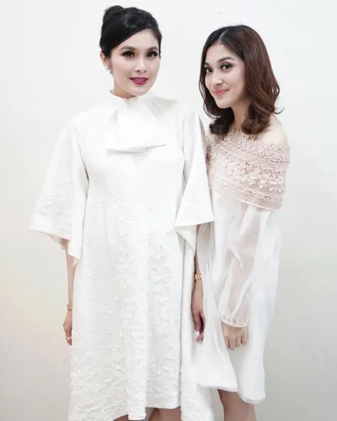 Sandra Dewi Beri Kado