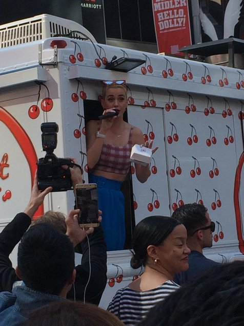 Katy Perry membagikan langsung kue pie cherry pada orang-orang di Times Square © twitter.com/billboard