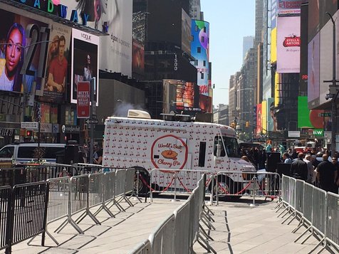 Katy Perry hadirkan sebuah truk yang membawa kue pie cherry ke tengah-tengah keramaian Times Square © twitter.com/katyperry