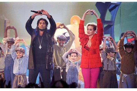 Katy Perry saat tampil bersama Skip Marley di iHeartRadio Awards 2017 © instagram.com/ddhhent