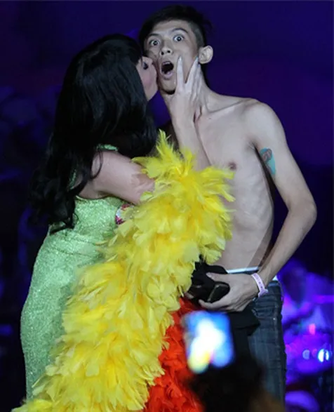 Katy Perry cium Adri ©Dailymail