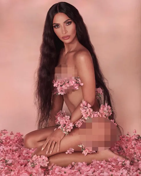 Pose Seksi di Atas Bunga Sakura