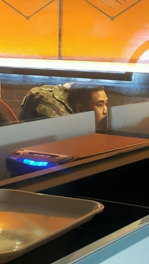 Kim Soo Hyun saat berada di Warnet di sela-sela jadwal wajib militer. © allkpop.com