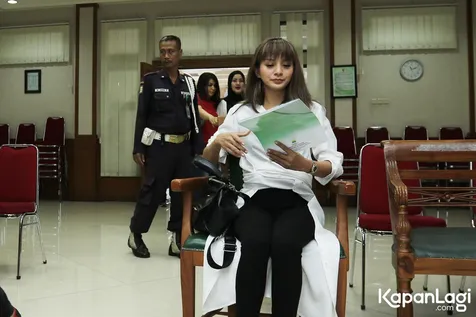 Kirana Larasati di ruang sidang di PA Jakarta Selatan. ©KapanLagi.com/Budy Santoso