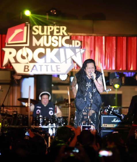 Koil dan Scaller meriahkan acara puncak 'Rockin Battle 2017' © KapanLagi.com/Muhammad Akrom Sukarya