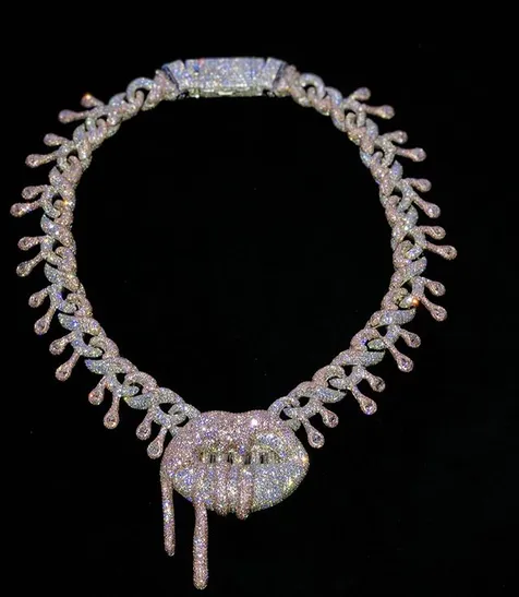 Detail Kalung dari Travis Scott