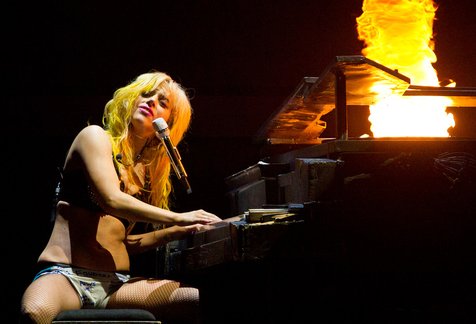 Lady Gaga tebar sensasi yang beda 