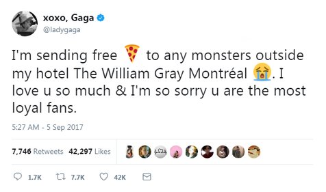 Melalui Twitter, Lady Gaga mengumumkan kalau ia mengirim pizza gratis untuk para fans yang menantinya di luar hotel © twitter.com/ladygaga