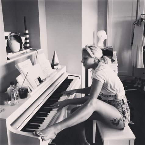 Lady Gaga dengan pose nyelenehnya ©instagram.com/ladygaga