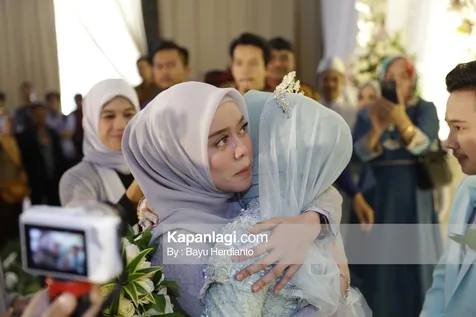 Lesti Nangis Peluk Ega