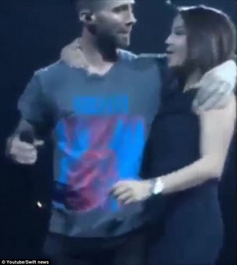 Adam Levine diserang seorang penggemar di atas panggung © youtube.com