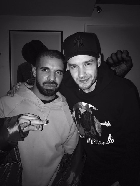 Usai menonton penampilan sang rapper, Drake langsung mengajak Drake berfoto sebelum kemudian memujinya sebagai sosok yang jenius © twitter.com/LiamPayne