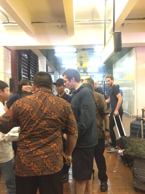 Liam Gallagher tiba di Jakarta (Credit: Miki Adhitia)