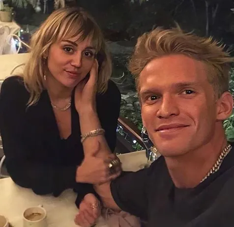 Miley & Cody Makin Mesra