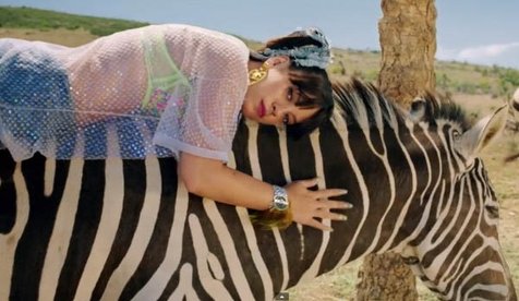 Lily Allen di klip 'Air Balloon'. ©YouTube