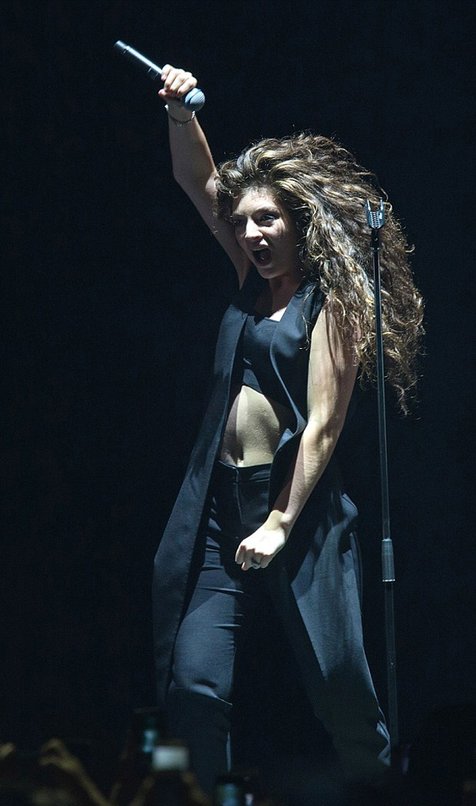 Aksi keren Lorde di atas panggung @ dailymail.co.uk