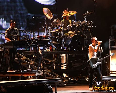 Linkin Park saat konser di Indonesia