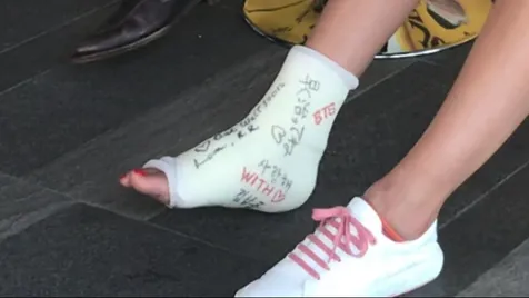 Datang ke Preskon Film 'SABAR INI UJIAN', Luna Maya Tetap Cantik Meski Jalan Pakai Kruk - Gips Bertuliskan BTS