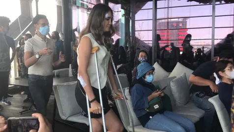 Datang ke Preskon Film 'SABAR INI UJIAN', Luna Maya Tetap Cantik Meski Jalan Pakai Kruk - Gips Bertuliskan BTS