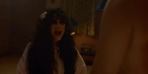 Tawa Melengking Luna Maya