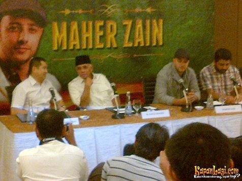 Maher Zain dan Hatta Rajasa di Preskon/@Foto: KapanLagi.com®