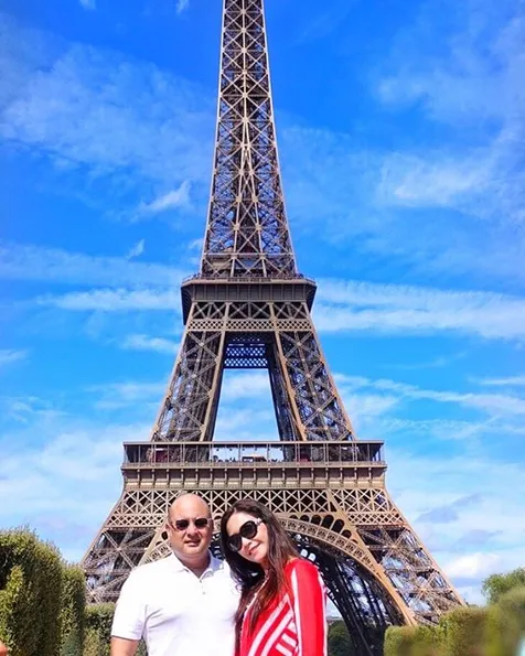 Foto Bareng di Depan Eiffel Tower