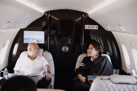 Nah, ini potret Maia Estianty bersama dengan sang suami, Irwan Musri di dalam jet pribadinya.
