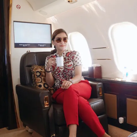 Interior pesawat jet pribadi milik Maia ini terlihat sangat nyaman dengan kursi personal lengkap dengan fasilitas.