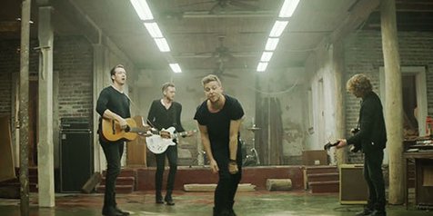 One Republic dalam klip Counting Stars @mixmatters.com 