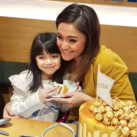Potongan Kue Pertama Untuk Sienna