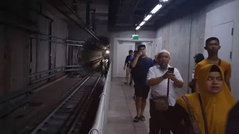 MRT Terjebak di Bawah Tanah