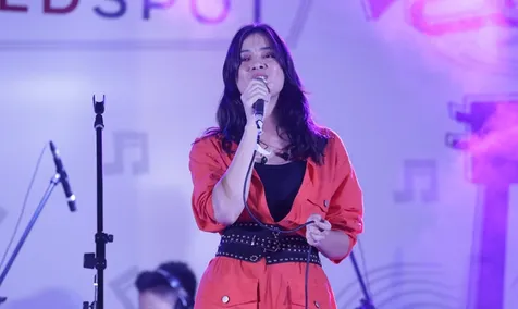 Bawakan Lagu Miliknya