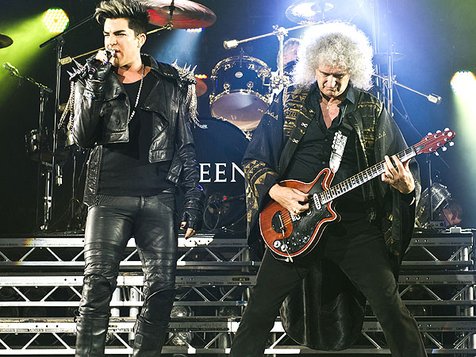 Adam saat jadi vokalis Queen. @gigwise.com