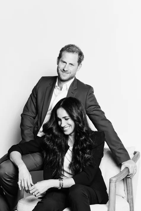 Photoshoot Perdana Pangeran Harry dan Meghan Markle Usai Tinggalkan Kerajaan Inggris