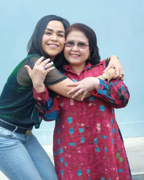 Melaney Ricardo Peluk Elza Syarief
