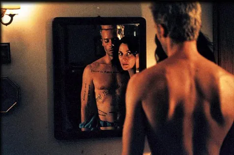 MEMENTO (2001)