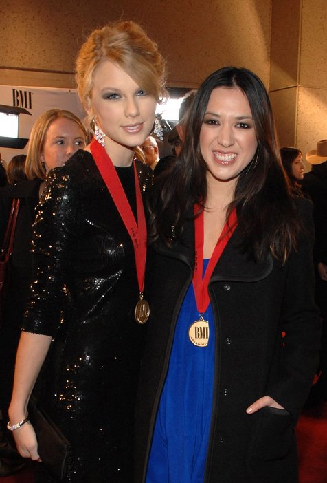 Taylor Swift dan Michelle Branch pernah bertemu di tahun 2007 via: MTV.com